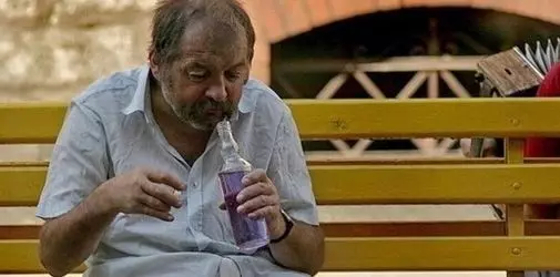 Пьяницы пьют в любом месте - Алкоклиник Пьяницы пьют в любом месте - Алкоклиник